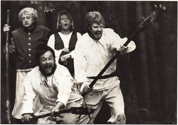 «Ungnädig» 1999 im Freilichttheater auf der Moosegg: Die Hardliners unter den Bauern schlagen die Bedenken und Warnungen ihrer Frauen in den Wind.